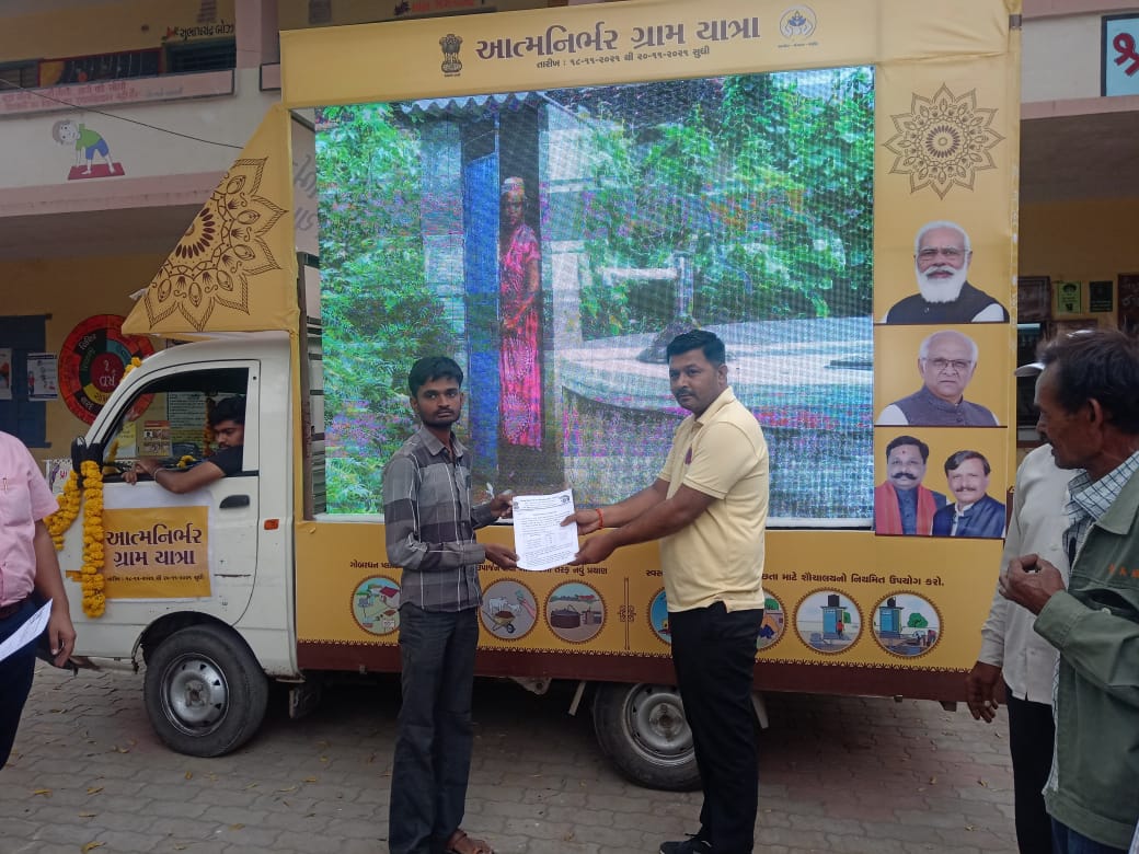 WCOBhavnagar's tweet photo. આજ રોજ આઝાદીના અમૃત મહોત્સવ નિમિતે યોજાયેલ આત્મ નિર્ભર ગ્રામ યાત્રા મા ભાવનગર જિલ્લા ના વિવિધ ગામો મા વ્હાલી દીકરી યોજના ના 50 સહાય મંજૂરી આદેશ નું વિતરણ કરવામા આવ્યું. આ યોજના મા દીકરીને રૂ 1,10,00 ની સહાય ચુકવવામા�� આવે છે. @Collectorbhav @WCDGujarat @nirala_kk @mahiti_bvn https://t.co/fEiCBNr5fE