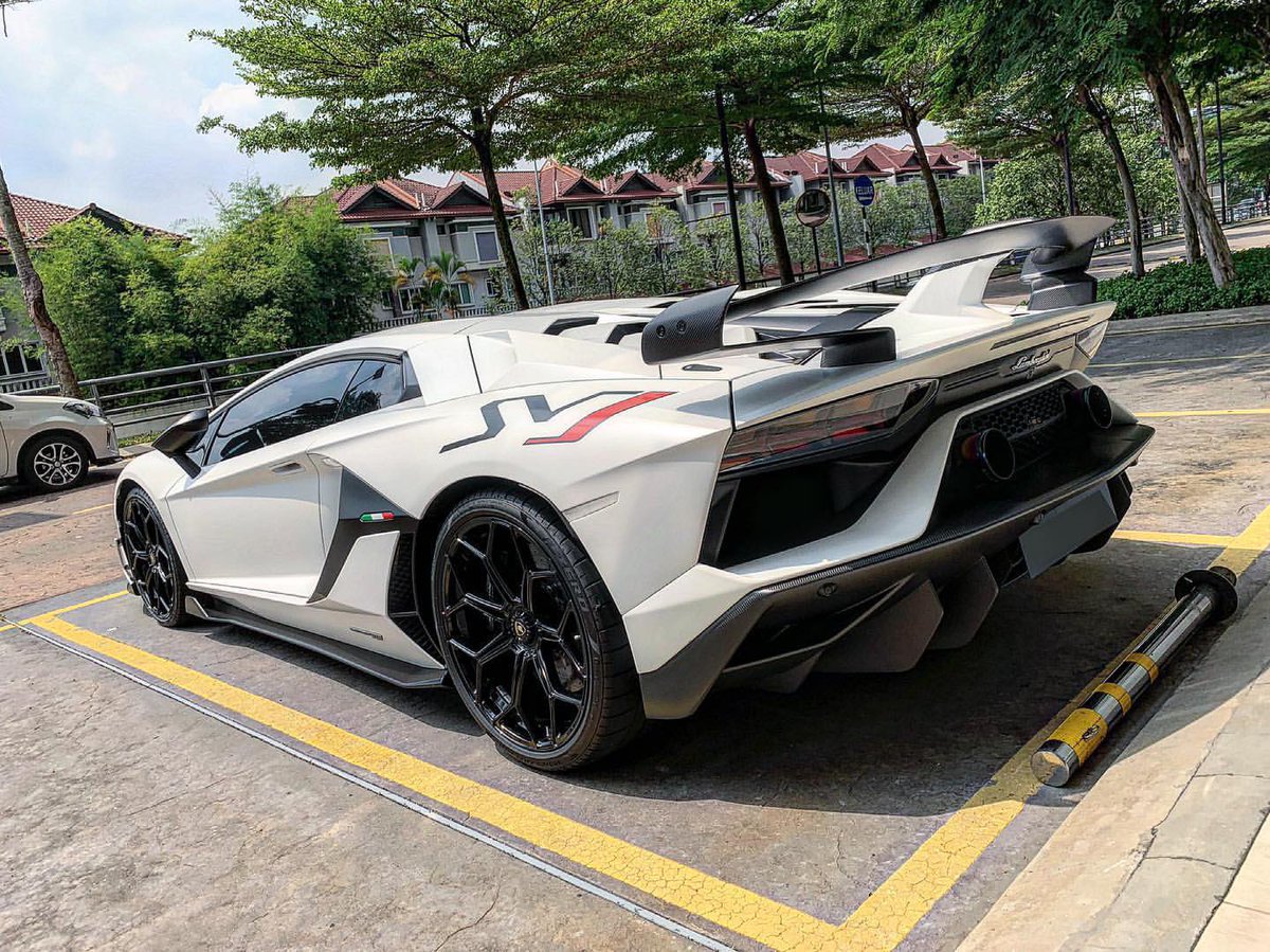 carpxrnpicx's tweet photo. Aventador SVJ https://t.co/ydKO6dmHoP