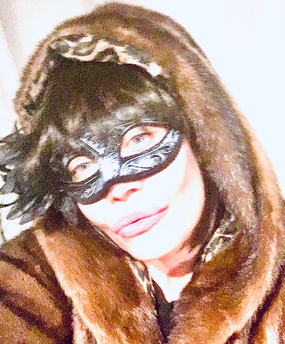 DualoftheSexes's tweet photo. GLENDA THE GODDESS DOESN'T LIKE THE COLD WEATHER!!! You can find Glenda https://t.co/o9XgL77J1A 💋👠🔥🍓😍 https://t.co/IcoytE7K8k