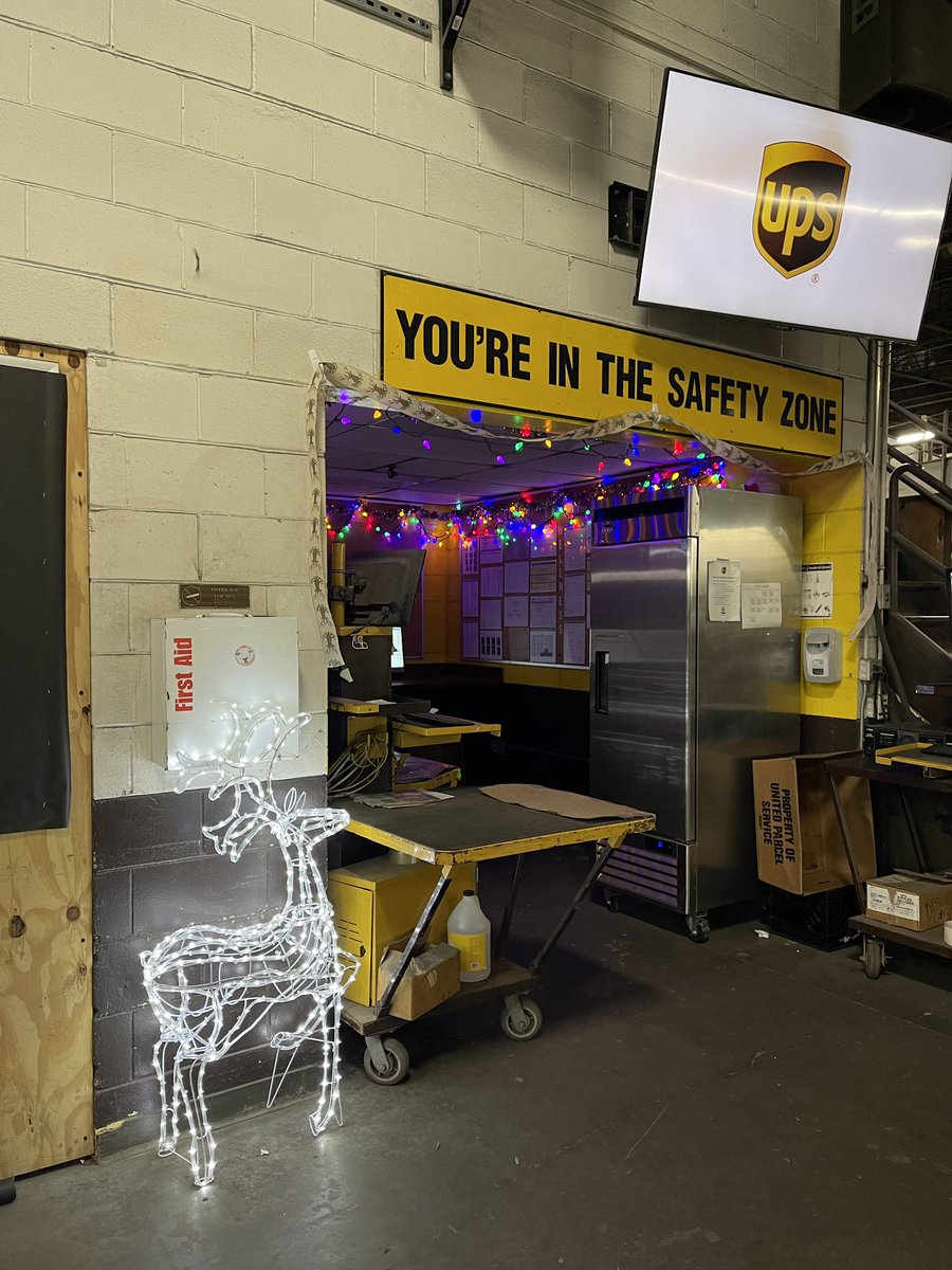 ShawneKoch's tweet photo. It’s beginning to look a lot like…..FUN!  Davenport wanted to “cheer up and cheer on” our employees as we gear up for peak 2021!!  Keep calm and have fun!  @jrindafernshaw @TimPope007 @NP_UPSers @thuberb22 https://t.co/r6wk19qizi