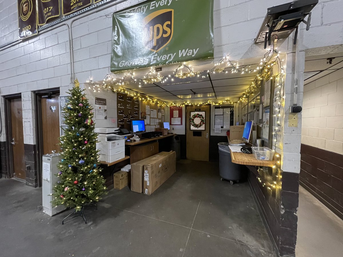 ShawneKoch's tweet photo. It’s beginning to look a lot like…..FUN!  Davenport wanted to “cheer up and cheer on” our employees as we gear up for peak 2021!!  Keep calm and have fun!  @jrindafernshaw @TimPope007 @NP_UPSers @thuberb22 https://t.co/r6wk19qizi