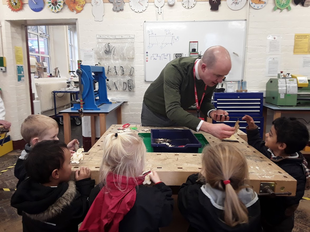 NULS_Nursery's tweet photo. Thank you Mr Lambert &amp; team at NULS D&amp;T! We loved seeing the workroom &amp; helping to make Christmas decorations with the laser cutter! #WeareLittleNULS #WeareNULS #designandtechnology #excellentEYFS https://t.co/jJet6PQhNr