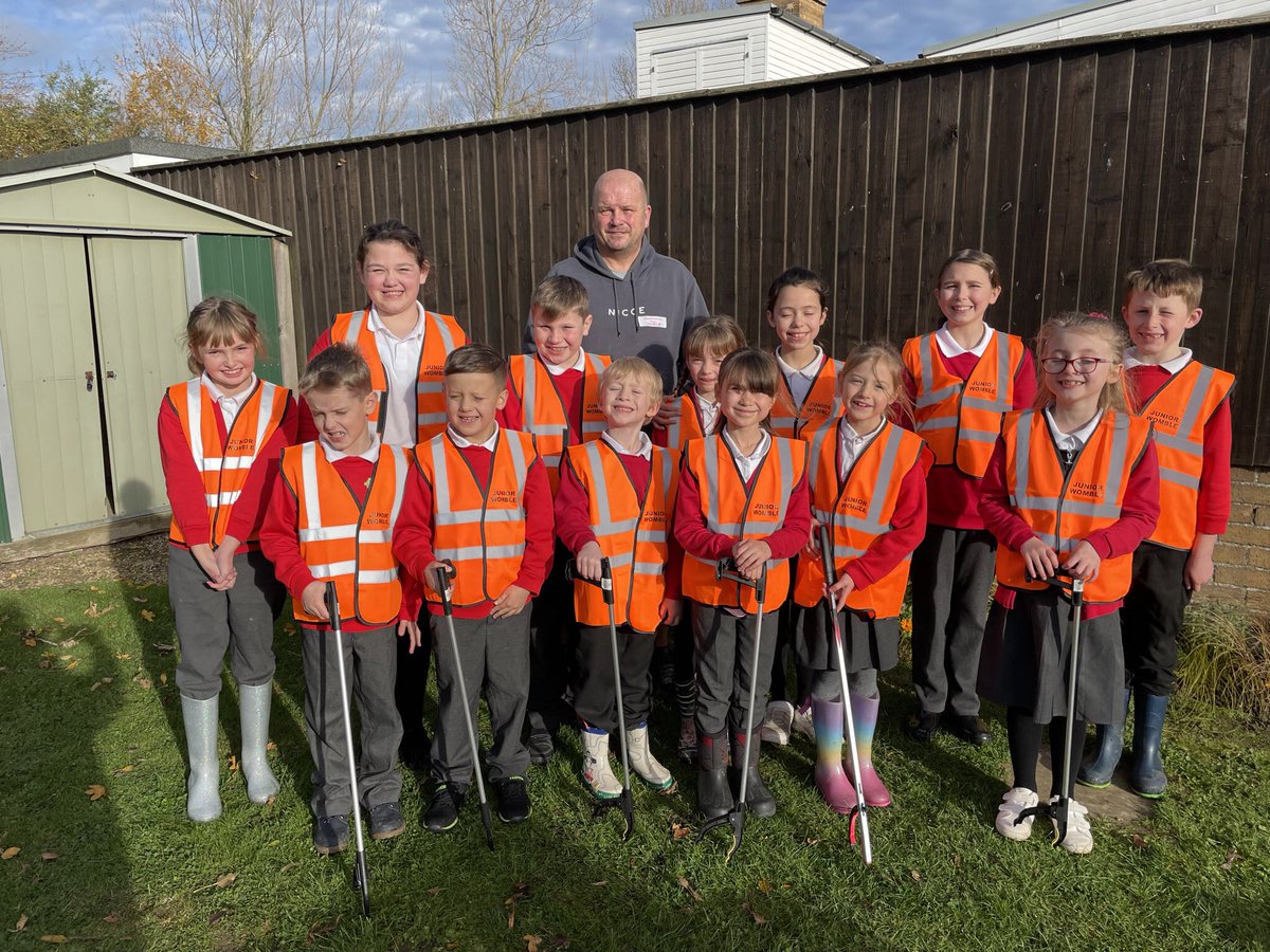 MrsSzyd's tweet photo. ♻️How much can you fit into half an hour? The Eco Warriors managed to clear weeds from 3 beds AND welcome Simon from ‘The Spalding Wombles’ We are so excited to be part of this amazing group and can’t wait to get litter picking! #ecowarriors #stbarts #timetotidy #gardening ♻️ https://t.co/W49RreK94i