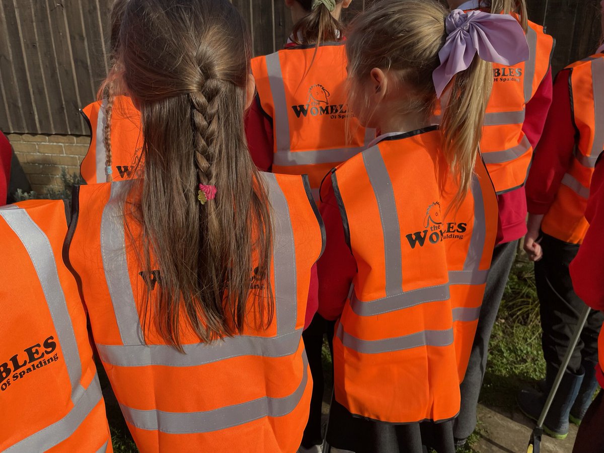 MrsSzyd's tweet photo. ♻️How much can you fit into half an hour? The Eco Warriors managed to clear weeds from 3 beds AND welcome Simon from ‘The Spalding Wombles’ We are so excited to be part of this amazing group and can’t wait to get litter picking! #ecowarriors #stbarts #timetotidy #gardening ♻️ https://t.co/W49RreK94i
