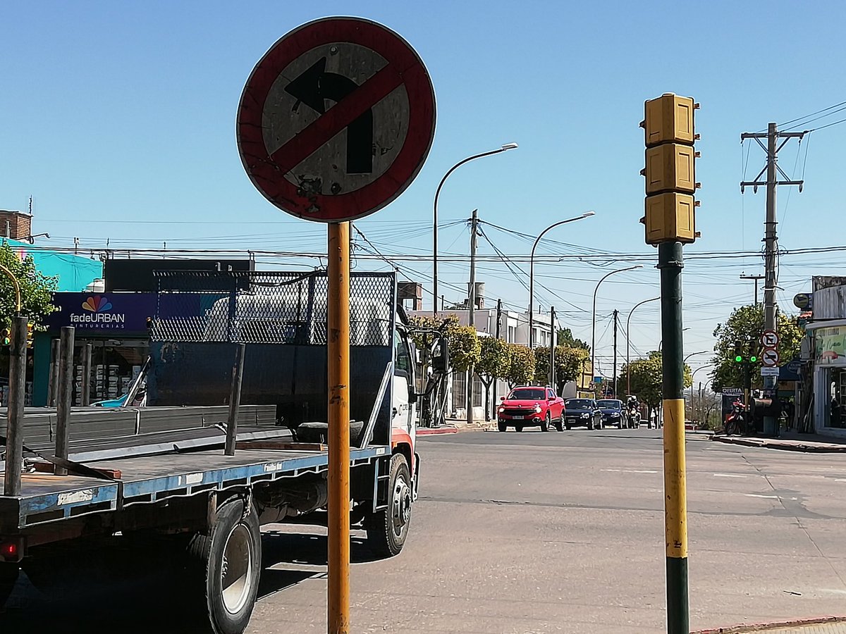 mpiafe's tweet photo. Urgente! @MuniCba @JSchiaretti @MartinLlaryora Sabattini y Sgto. Cabral, no se puede cruzar ningún auto respeta cartel de no doblar a la izquierda, cruzo todos los días con mí hijo en su cochecito y nadie frena, sobre que doblan mal no frenan, por favor cartel y zorro gris! 🙏🙏 https://t.co/l7KKi4liqN