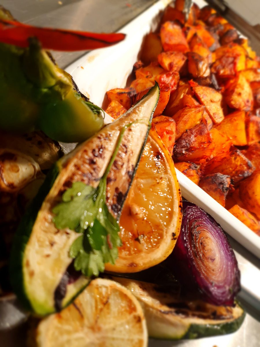 DCaterlink's tweet photo. Bombay Kitchen @SheffPark_Acad today @UltCaterlink @caterlink_ltd #Heat #bombaykitchen #foodie @MStreeting https://t.co/Knd8gdwrMV
