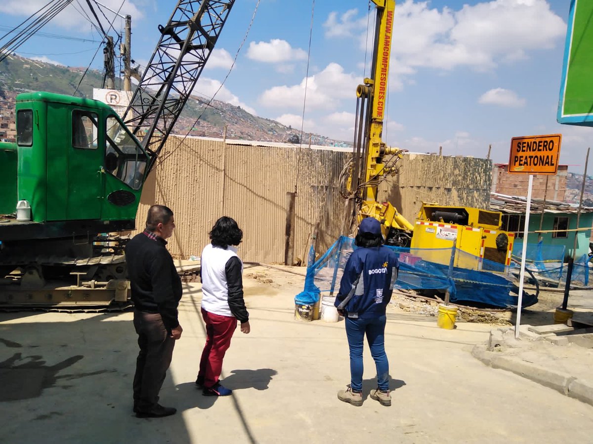 IDIGER's tweet image. Generamos acciones de mitigación de riesgos en toda la ciudad. 

#AEstaHora realizamos verificación de  inicio de obra de mitigacion para el escenario de riesgo por remoción en masa, presentado en el barrio Divino Niño de la localidad de Ciudad Bolívar. 
@ALCBolivar