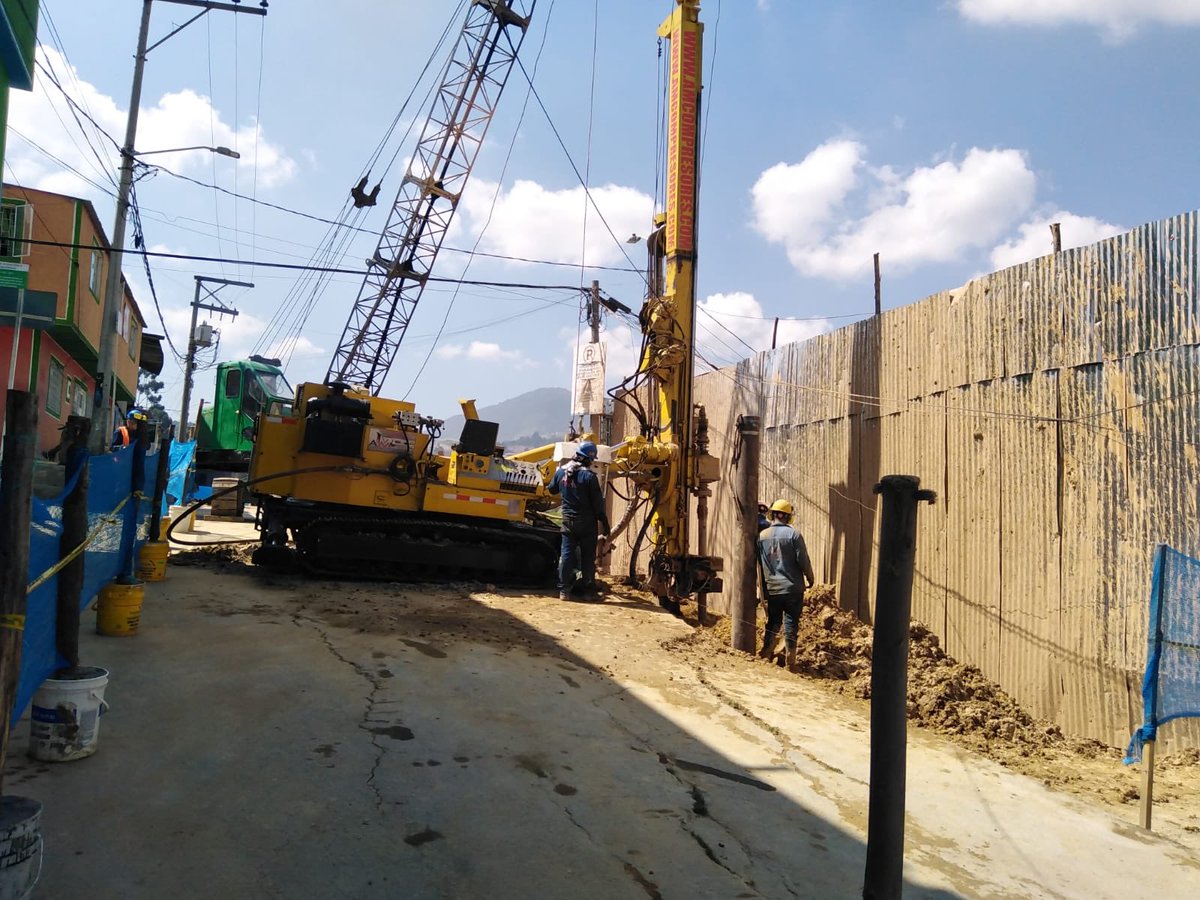 IDIGER's tweet image. Generamos acciones de mitigación de riesgos en toda la ciudad. 

#AEstaHora realizamos verificación de  inicio de obra de mitigacion para el escenario de riesgo por remoción en masa, presentado en el barrio Divino Niño de la localidad de Ciudad Bolívar. 
@ALCBolivar