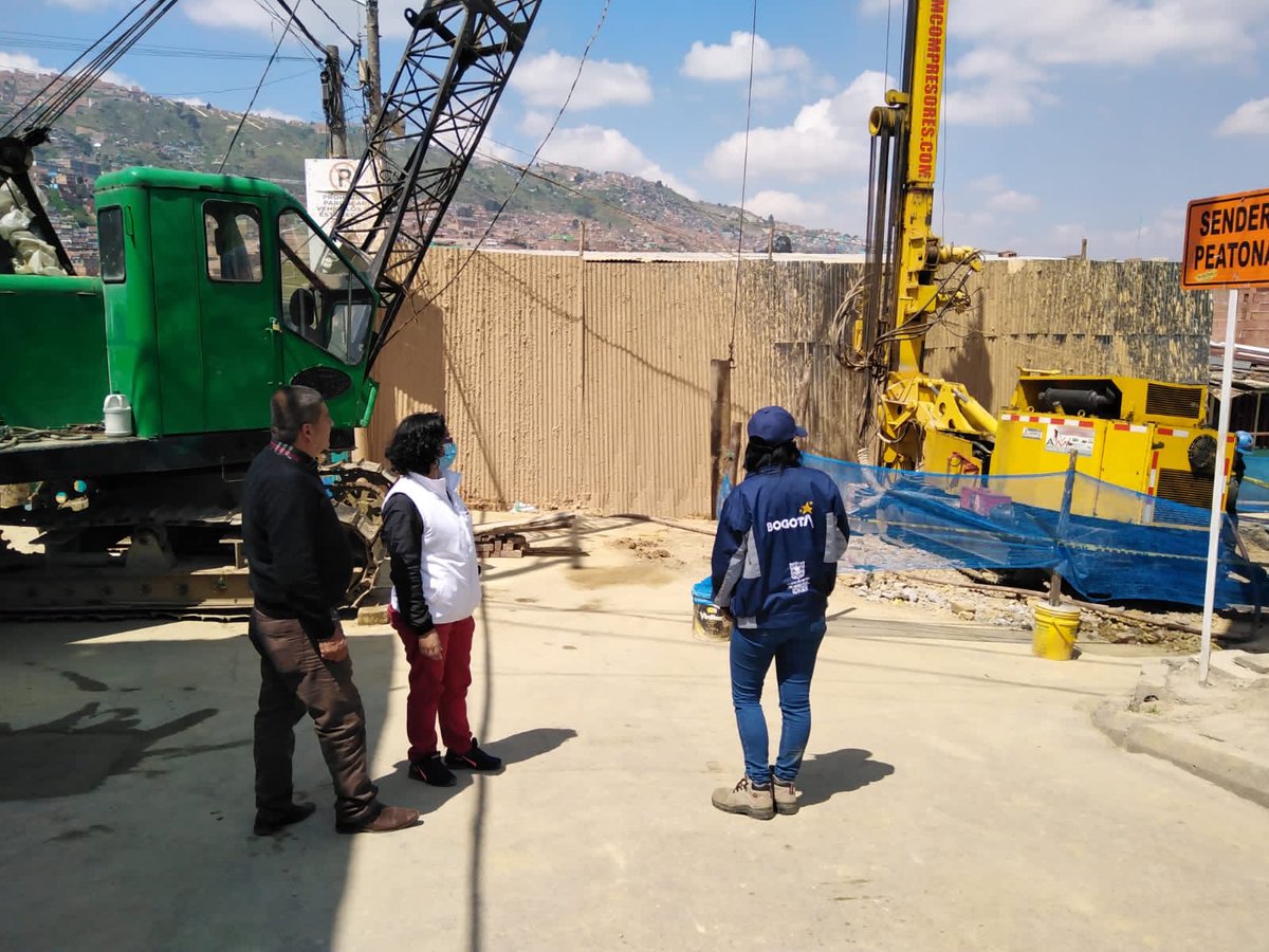 IDIGER's tweet image. Generamos acciones de mitigación de riesgos en toda la ciudad. 

#AEstaHora realizamos verificación de  inicio de obra de mitigacion para el escenario de riesgo por remoción en masa, presentado en el barrio Divino Niño de la localidad de Ciudad Bolívar. 
@ALCBolivar