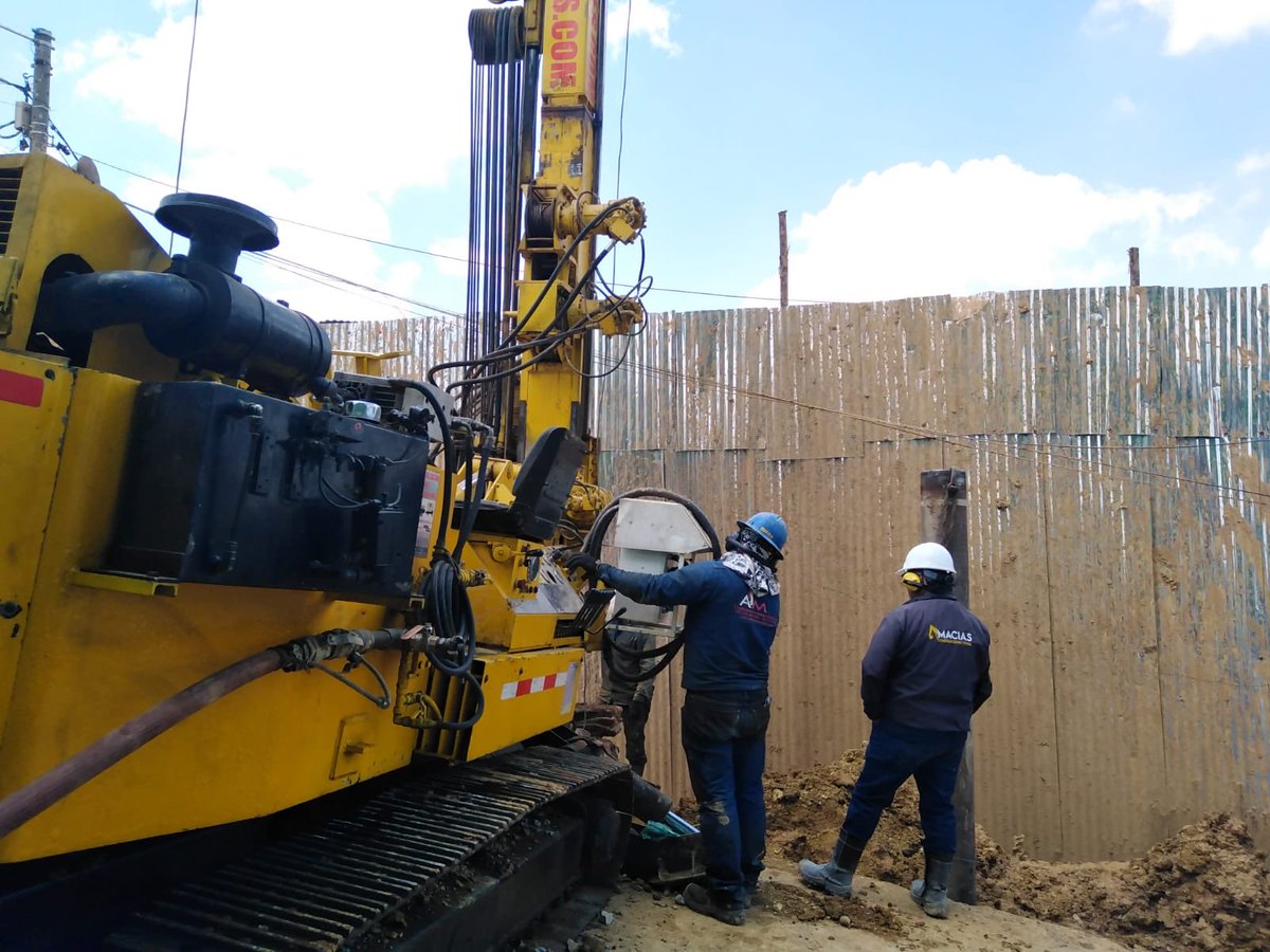 IDIGER's tweet image. Generamos acciones de mitigación de riesgos en toda la ciudad. 

#AEstaHora realizamos verificación de  inicio de obra de mitigacion para el escenario de riesgo por remoción en masa, presentado en el barrio Divino Niño de la localidad de Ciudad Bolívar. 
@ALCBolivar