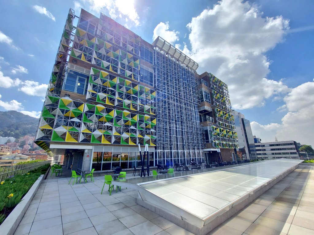 A_ZAPATA_A's tweet photo. Hoy tuve la oportunidad de conocer el edificio Legacy de la @UniversidadEan. Se los recomiendo, es toda una experiencia. Muy eficiente y muy inspirador; tiene certificación #LeedOro 🏅
¡Felicitaciones a su arquitecto @WilliamMcDonou! https://t.co/THD7RCoWe9