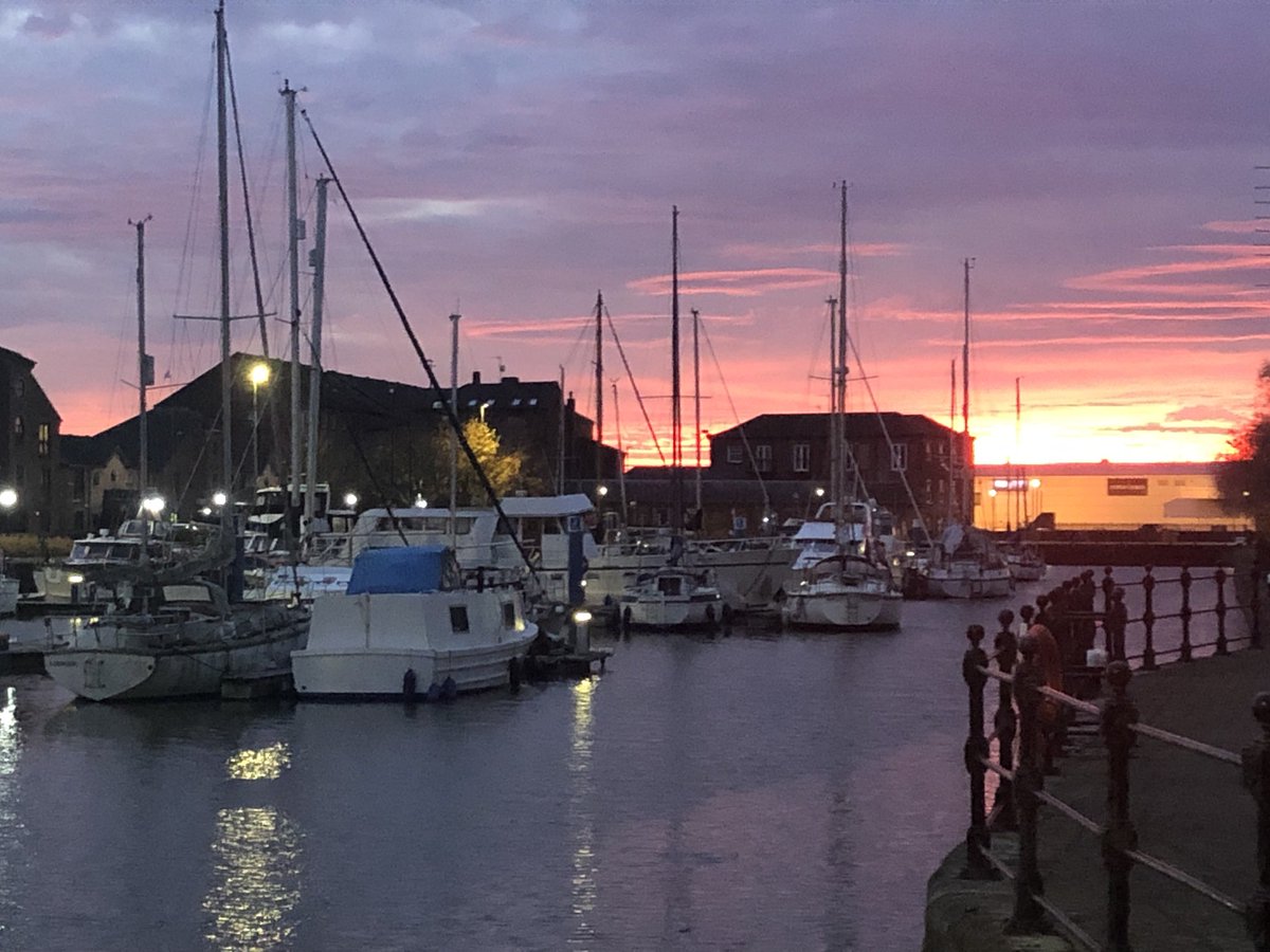 kaslade's tweet photo. Beautiful sky in #Hull tonight https://t.co/nQPsuR9N8l