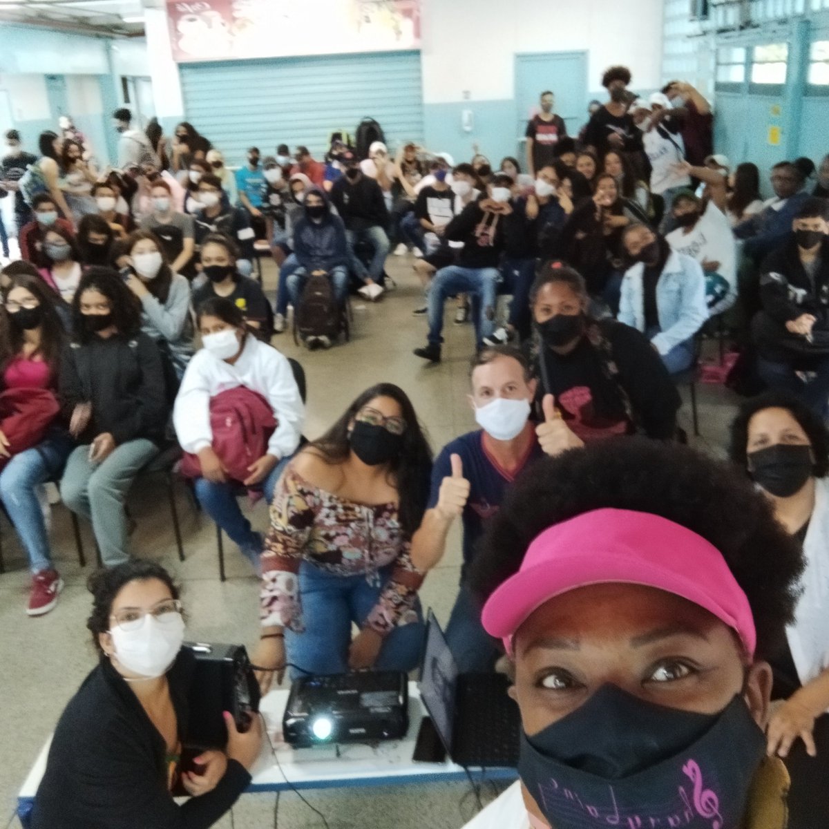 Sharylaine's tweet photo. Sobre hoje na E.E. Cidade de Hiroshima. Semana dedicada à reflexão do mês da Consciência Negra. Painéis diversos dentro da temática, produzidos por alunxs e pasmem, escolheram falar sobre FEMINISMO NEGRO.  O meu muito obrigada.
#hiphopeduca
#hiphopeducation
🎙️ Sharylaine https://t.co/KZyGJaYpM7