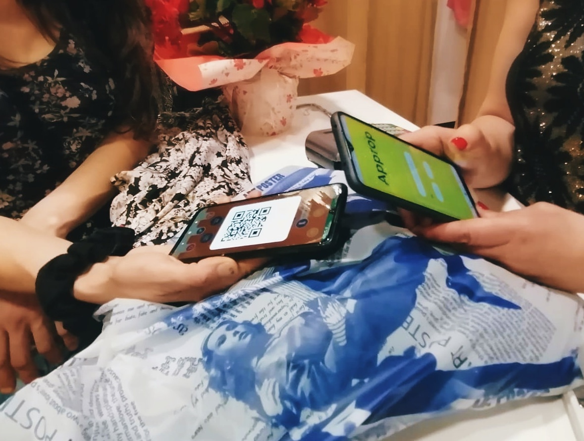 Olotuit's tweet photo. 📲 L’app #GarrotxaApprop ha estat doblement premiada!
🏆 L’aplicació ha rebut el Premi Nacional de Comerç d'@empresacat i també la distinció a millor iniciativa en administració local dels #premisetech de l'@AENTEG.
➡️ https://t.co/XLKmJlDyRD
#Olot #femOlot #AjuntamentOlot https://t.co/NZ2RjU90V5
