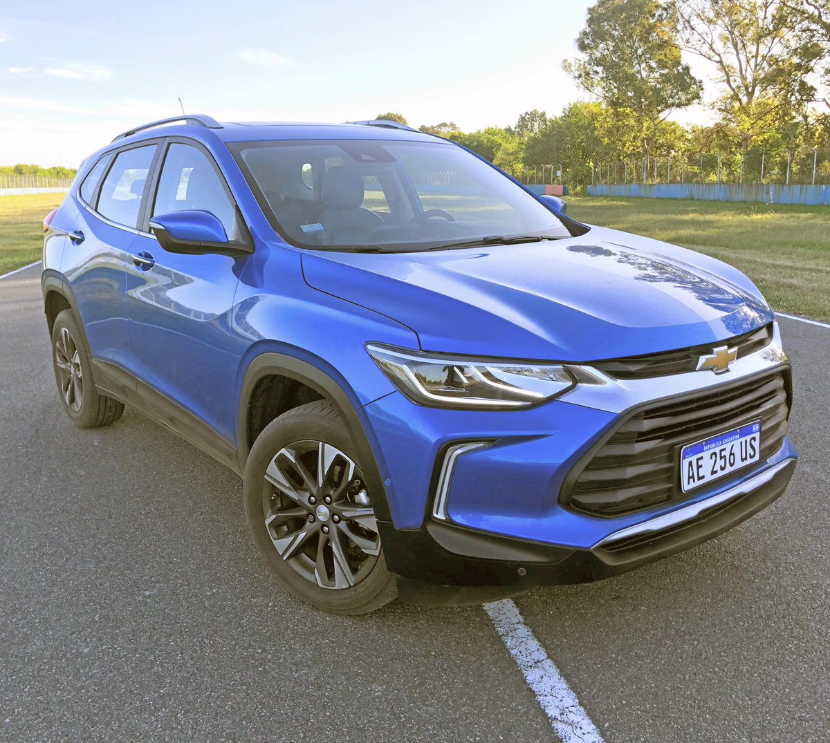 AutoTestArg's tweet photo. MASTER TEST (SUV segmento B)
🚘 Chevrolet Tracker Premier
👉 Motor: 1.2 turbo
👉 Potencia: 132 CV
👉 Torque: 190 Nm
👉 Caja: automática de seis velocidades 
¿Cómo creés que le irá al SUV de la marca norteamericana? #ChevroletTracker #MasterTestAT https://t.co/2IWpkSRNdU
