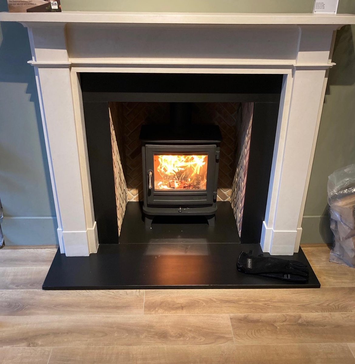 SignatureFires's tweet image. Chesney Devonshire Fire surround in Portuguese limestone with Italian black slate hearth &amp;amp; slips and Salisbury 5 woodburning stove 
Herring bone brickwork interior panels 

St Albans