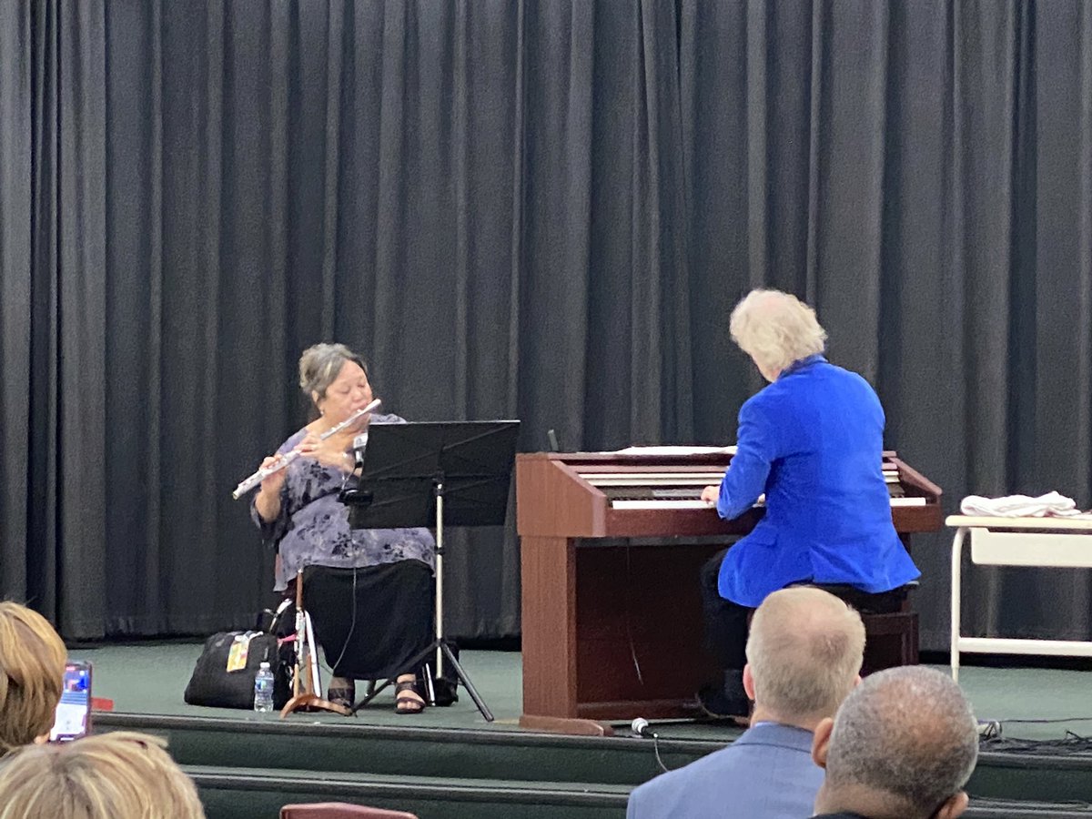 RoanokeSchools's tweet photo. A wonderful Musical Moment with the @RoanokeSymphony’s Maestro David Stuart Wiley this morning at RAMS. Our 4th and 5th grade students are fully engaged and enjoying this amazing morning of music and learning! https://t.co/ztjBIn6q9m