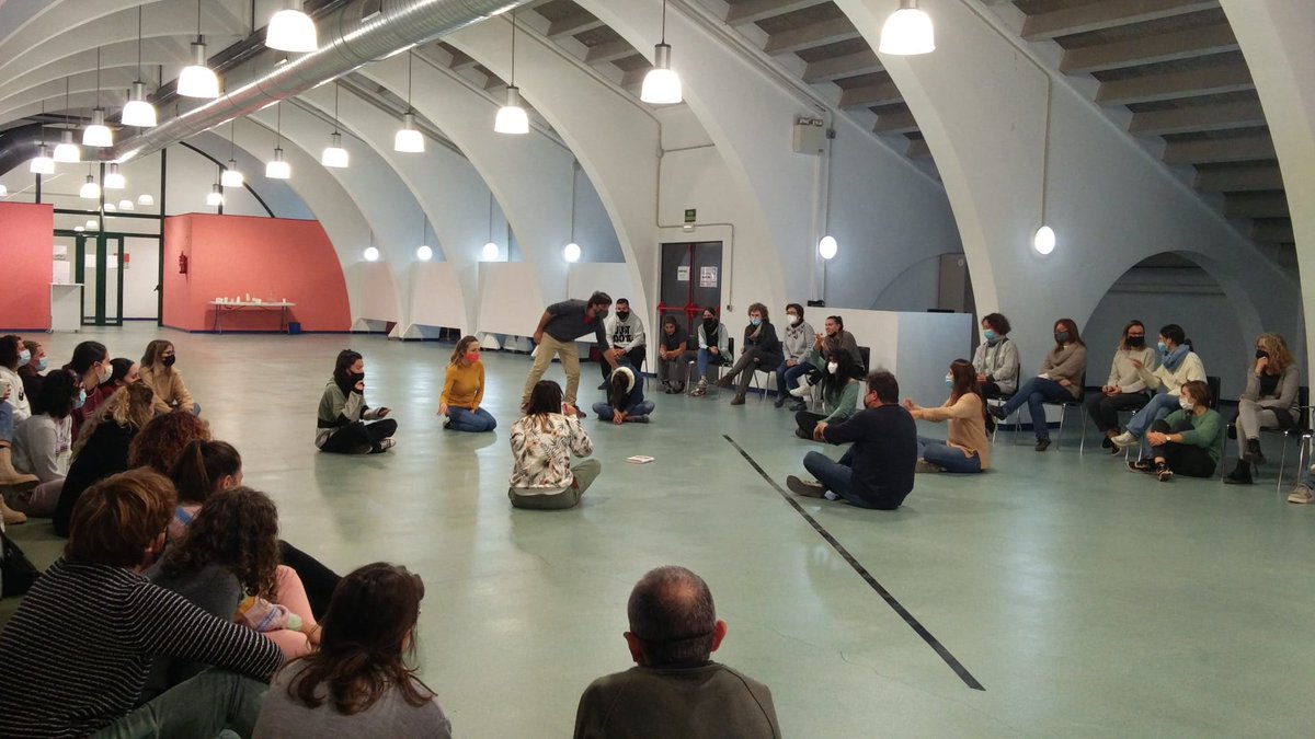 conarte_int's tweet photo. Nova sessió de formació amb el claustre de @LaFargadSalt a la Factoria Cultural #ComaCros! A partir del principi de sensibilitat estètica que treballem amb #Planters vivim una experiència de creació col·lectiva que connectem reflexionant sobre el paper de les arts a l’educació https://t.co/2qUOt5ei1r