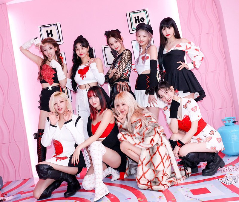 TWICExONCES's tweet photo. Ventas más altas, en la primera semana, de álbumes de grupos femeninos en 2021 en Hanteo:

#1. TWICE - #FormulaOfLove — 318,840 copias vendidas (NUEVO)
#2. TWICE - Taste of Love — 277,531 copias vendidas

Cr: TWICEANALYTICS 
#TWICE #트와이스 @JYPETWICE https://t.co/0QfrpyHhez