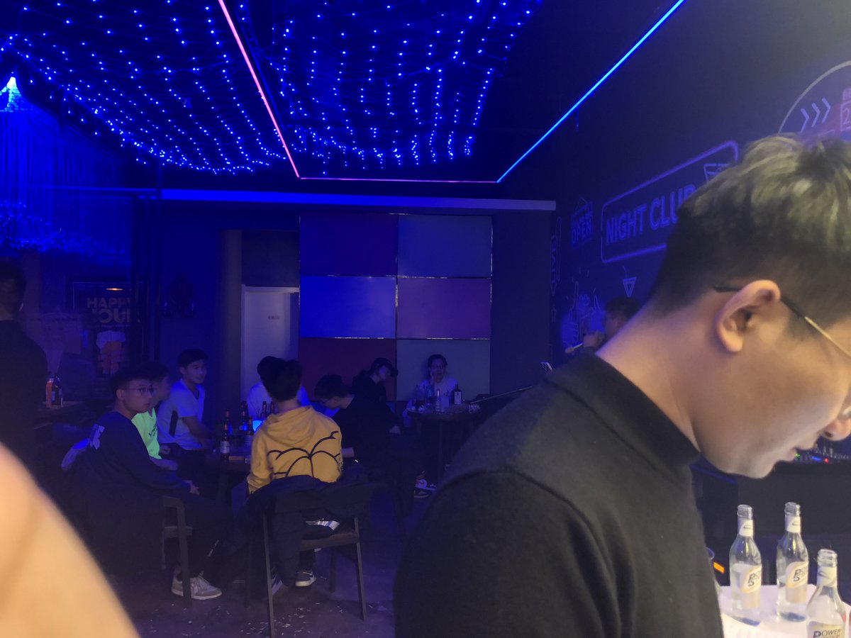 又是一个不归夜 一醉方休唉