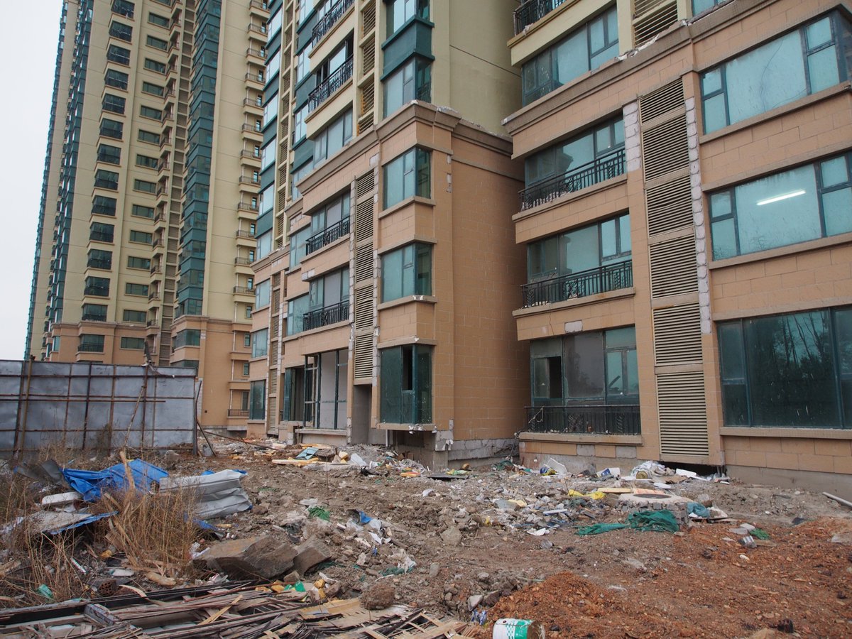 AnonAnalytics's tweet photo. If you want to know how #Evergrande blew up, here are some pictures of its properties, published as a warning in early 2017 by @GMTResearch. The stock went from 5 to 30 that year. https://t.co/W5ycPdEnpS