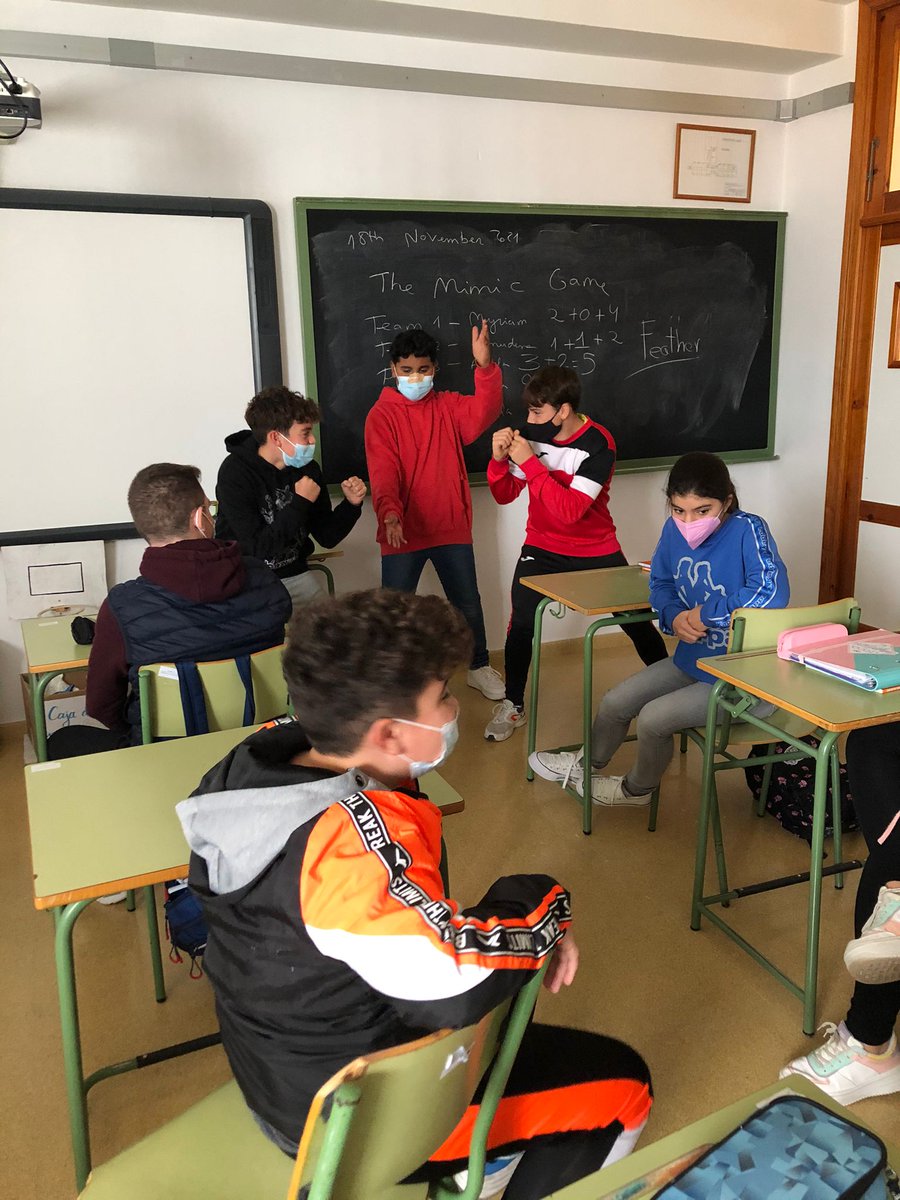 IESFcoGall's tweet photo. THE MIMIC GAME! 🎲
Hoy en inglés los alumnos de 2ºA han aprendido palabras nuevas y recordado otras que ya sabían a través de este juego de mímica. ‘Mimic’ demuestra la importancia de la comunicación no verbal a la hora de expresarnos.
#gamebasedlearning #oralexpression 🇬🇧 https://t.co/rWQ0ruT333