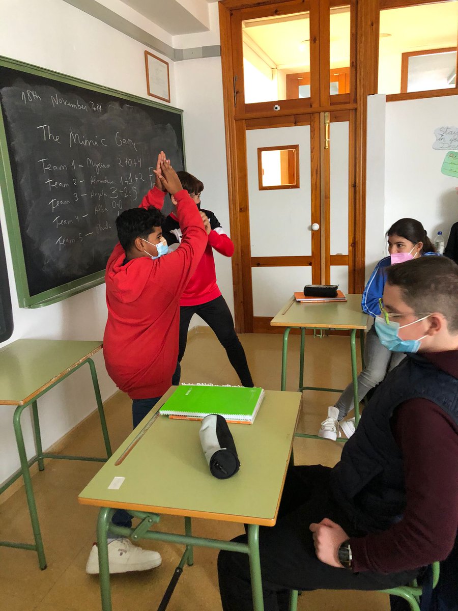 IESFcoGall's tweet photo. THE MIMIC GAME! 🎲
Hoy en inglés los alumnos de 2ºA han aprendido palabras nuevas y recordado otras que ya sabían a través de este juego de mímica. ‘Mimic’ demuestra la importancia de la comunicación no verbal a la hora de expresarnos.
#gamebasedlearning #oralexpression 🇬🇧 https://t.co/rWQ0ruT333