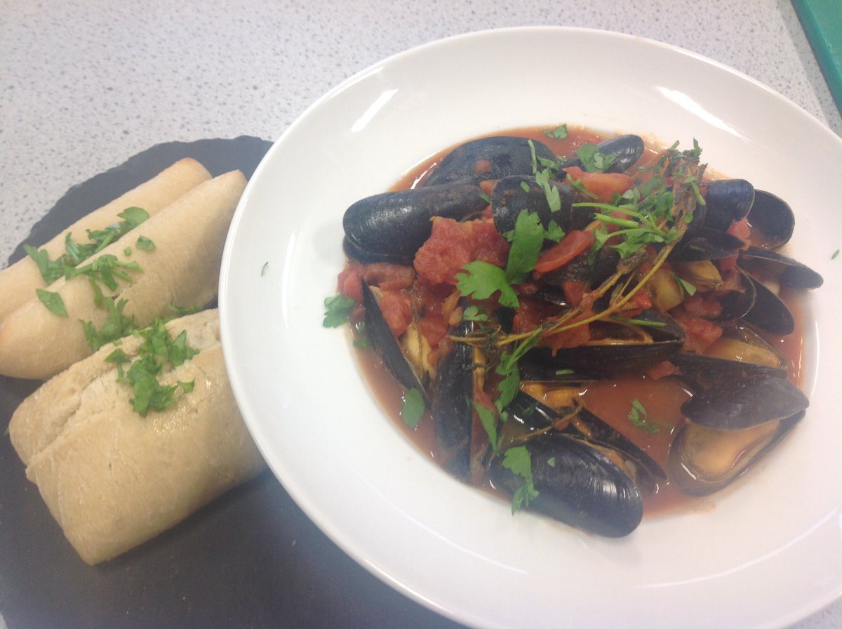 Cothamfood's tweet photo. Whats on the menu today? #Mussels @FishmongersCo
with @foweyshellfish @mjseafood  and managed by 
@FoodTCentre many many thanks from Yr 11 students @CothamSchool @papadeli @HeroesFish @FoodTCentre @LoveFishShop #GCSEFood @cobchef @abitidball @DominiChoudhury https://t.co/M3SLKwFB6q