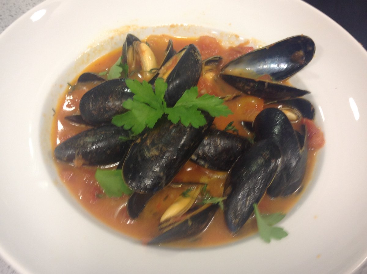Cothamfood's tweet photo. Whats on the menu today? #Mussels @FishmongersCo
with @foweyshellfish @mjseafood  and managed by 
@FoodTCentre many many thanks from Yr 11 students @CothamSchool @papadeli @HeroesFish @FoodTCentre @LoveFishShop #GCSEFood @cobchef @abitidball @DominiChoudhury https://t.co/M3SLKwFB6q