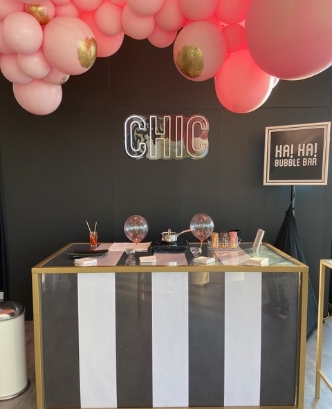 Add any print to our plexi glass collection for a customized look 😍 Also don't forget the LED snaplite sign that can add a flare to your event and identify any station from steps away! #womeninbusiness #furniturerentals #ontariofurniture #furniturerentalcompany #womeninbusiness