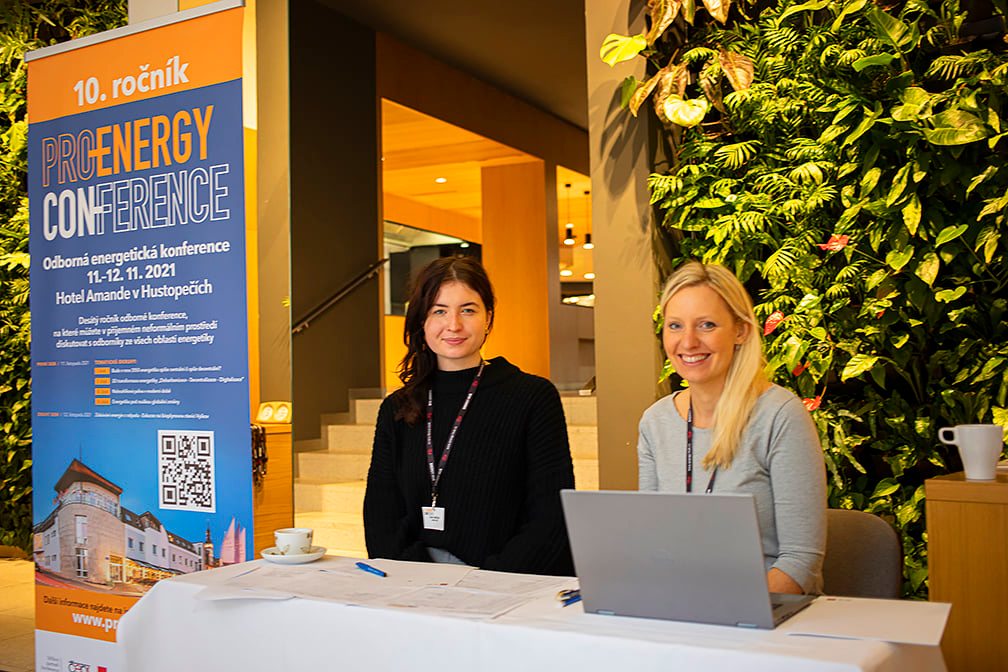 energyhub_cz's tweet photo. Děkujeme všem účastníkům, panelistům a partnerům za příjemné a inspirativní setkání na 10. ročníku konference PRO-ENERGY CON. Pro rok 2022 plánujeme uspořádat konferenci opět v hotelu Amande v Hustopečích. Prosím, poznamenejte si do kalendáře datum 10.-11.11.2022. https://t.co/u5gcKoyaC8