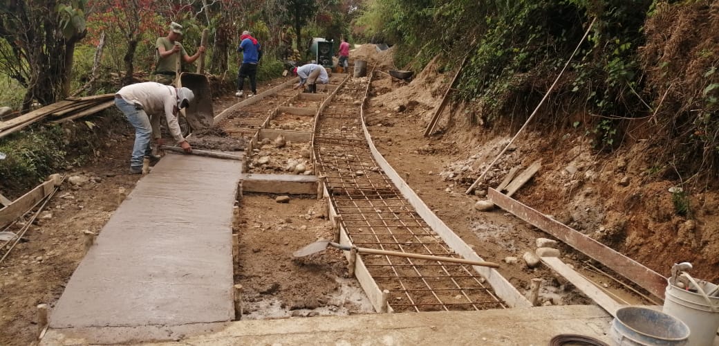 Ejercito_Div7's tweet photo. #GarantesDelDesarrollo | Desde @Alca_Montebello, #Antioquia, soldados del Grupo de Caballería Mecanizado N. º4, de la #CuartaBrigada, mediante la instalación de una placa huella en la vereda El Carmelo, continúan apoyando el mejoramiento de la infraestructura del municipio. https://t.co/AxwfqZHAJ2