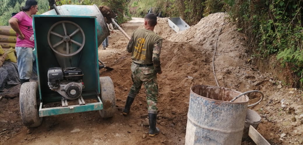 Ejercito_Div7's tweet photo. #GarantesDelDesarrollo | Desde @Alca_Montebello, #Antioquia, soldados del Grupo de Caballería Mecanizado N. º4, de la #CuartaBrigada, mediante la instalación de una placa huella en la vereda El Carmelo, continúan apoyando el mejoramiento de la infraestructura del municipio. https://t.co/AxwfqZHAJ2