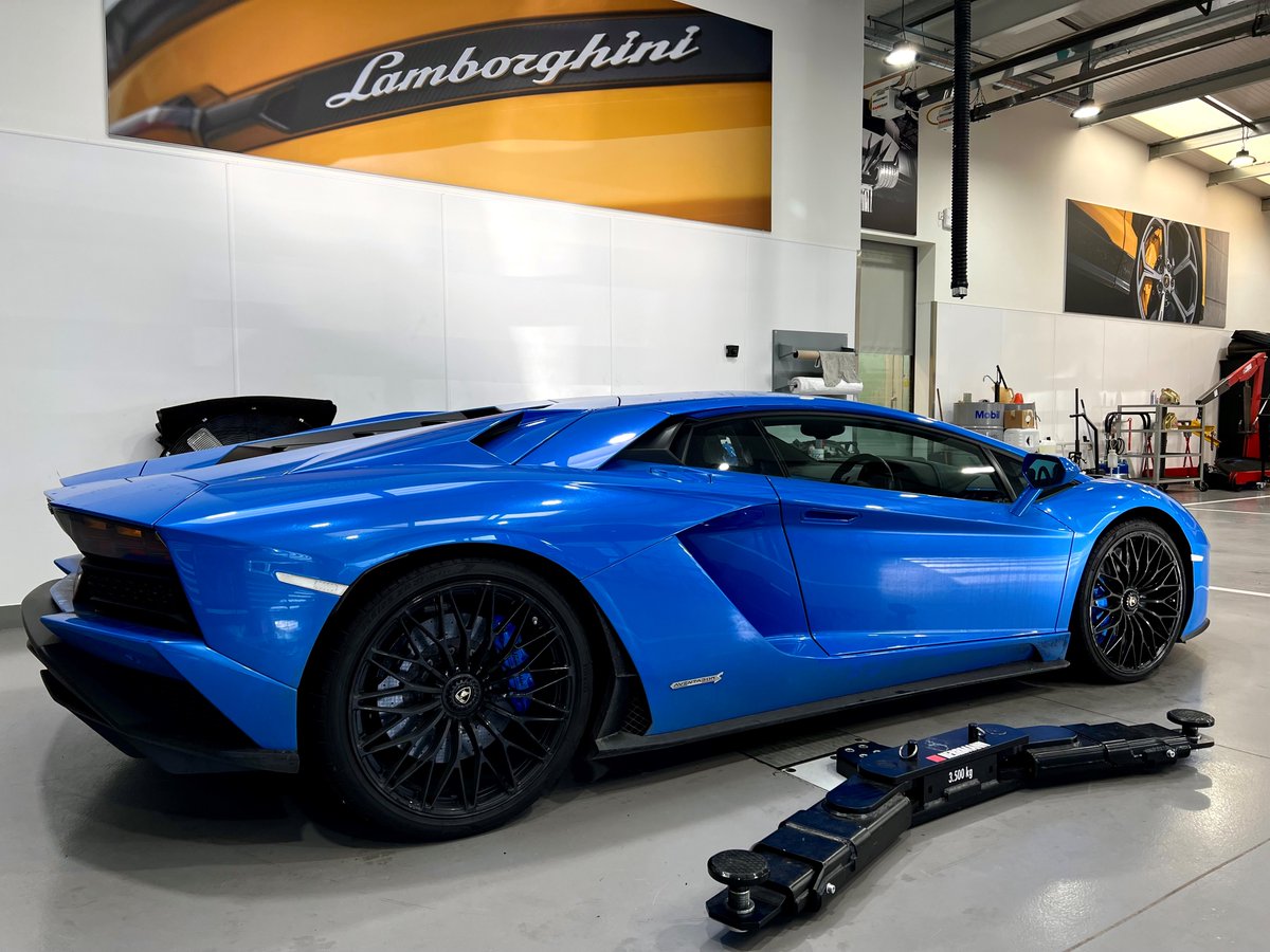 As the days get colder, your car needs extra TLC.. Have you booked in for your winter service? 

Call us to get booked in!

#Lamborghini #LamborghiniLeicester #LamborghiniUrus