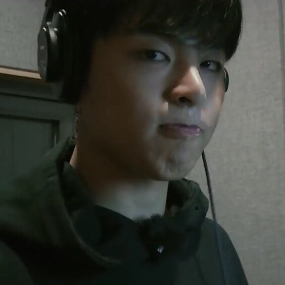 juneeejun's tweet photo. Junhoe posting for a while, I miss my mann. Koo night! 💗 #ikon https://t.co/x9GMvcuXVb