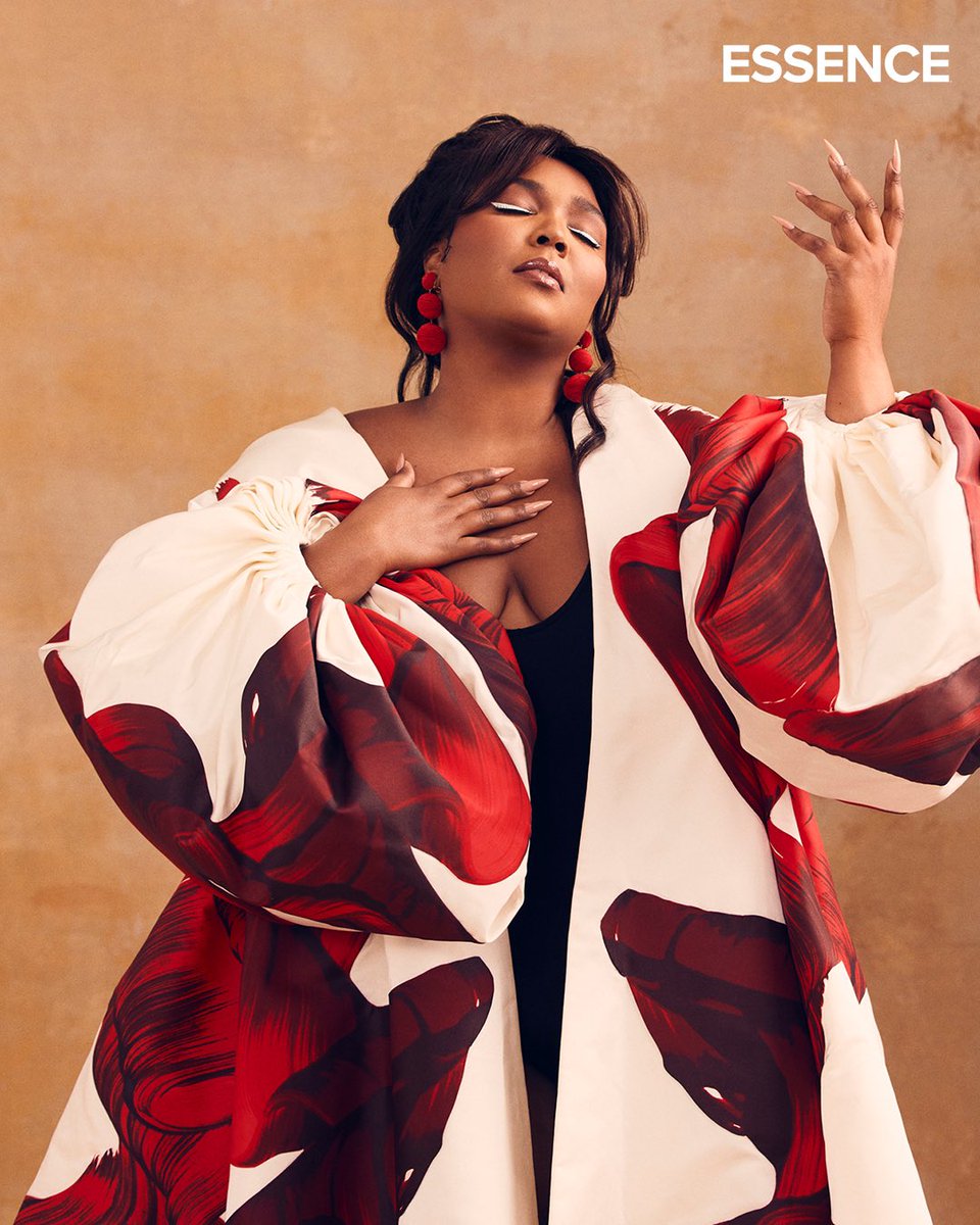 lizzo's tweet photo. Thank you @Essence https://t.co/7Dvw52y6NL