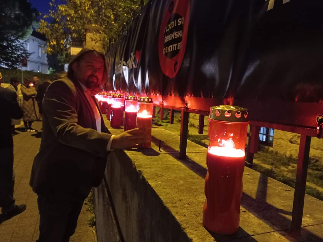 Prisjećajući se svih onih kojima dugujemo hrvatsku slobodu, članovi SDP-a odali su počast žrtvama Vukovara i Škabrnje paljenjem lampiona ispred stranačkih prostorija.