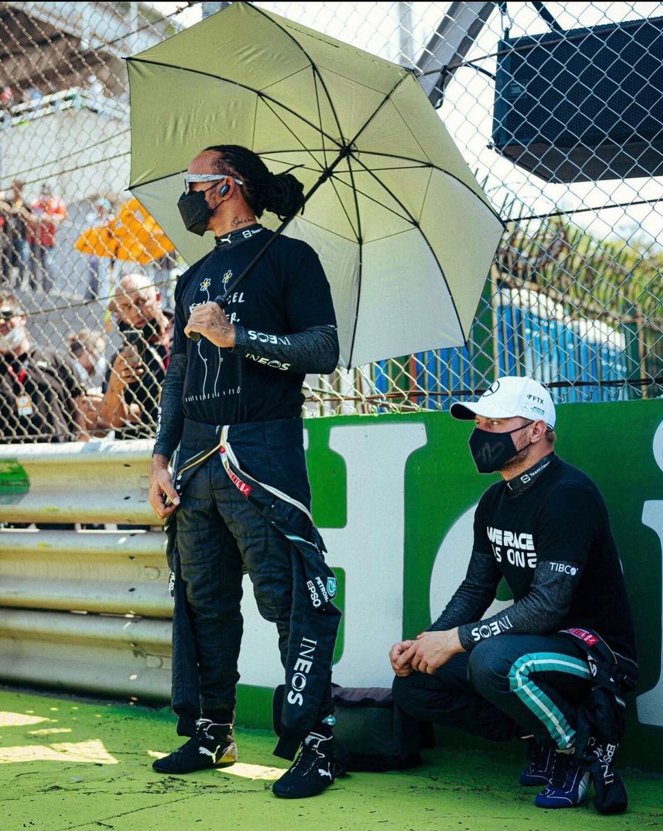 Kafaya takmış 2 adama bakar.