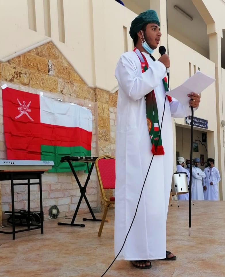 احتفلت مدرسة الشيخ ناصر الخروصي بالعيد الوطني الحادي والخمسون، حيث قدم طلبة المدرسة فقرات إذاعية مختلفة عبروا فيها عن حبهم وولائهم لعمان وقائدها.