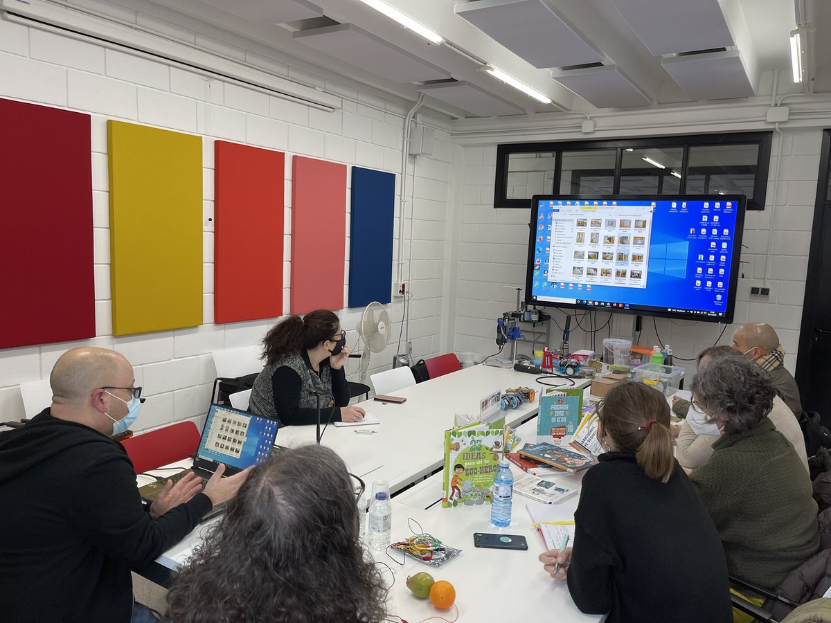 CAFIgalicia's tweet photo. ➡️Seguimos no noso roteiro #maker
🎤Hoxe damos voz ao recuncho Maker do centro Nosa Sra de Xuvencos de Boborás.
🎼Moitas grazas a @javitology e Leo!
#CAFI_AulaNova #CAFI_maker https://t.co/68fEBEXN1L