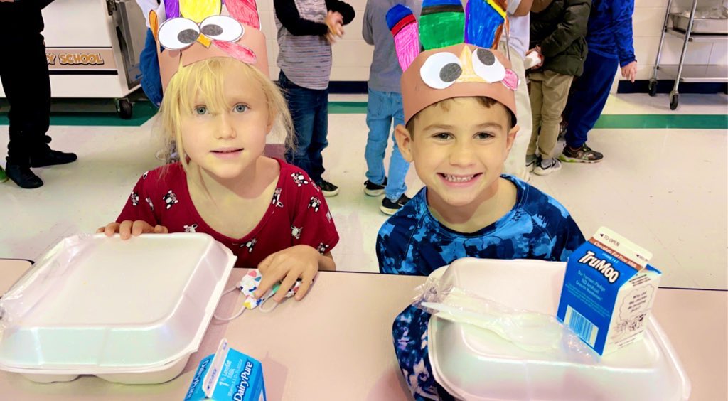 kdurrence_tce's tweet photo. 🍁Happy Thanksgiving from TCE!🍂 #HappyThanksgiving2021🦃  #thankful #schoollunch @LibertyCoSchool @Tigers_TCE @SchoolNutr_LCSS @GilmoreKenyatta https://t.co/Vs2E8hDUUp