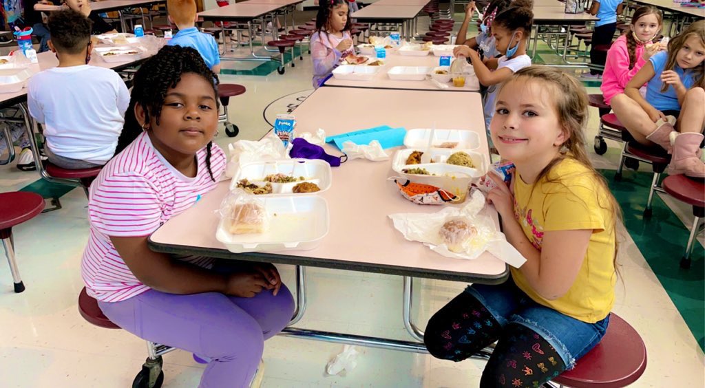 kdurrence_tce's tweet photo. 🍁Happy Thanksgiving from TCE!🍂 #HappyThanksgiving2021🦃  #thankful #schoollunch @LibertyCoSchool @Tigers_TCE @SchoolNutr_LCSS @GilmoreKenyatta https://t.co/Vs2E8hDUUp