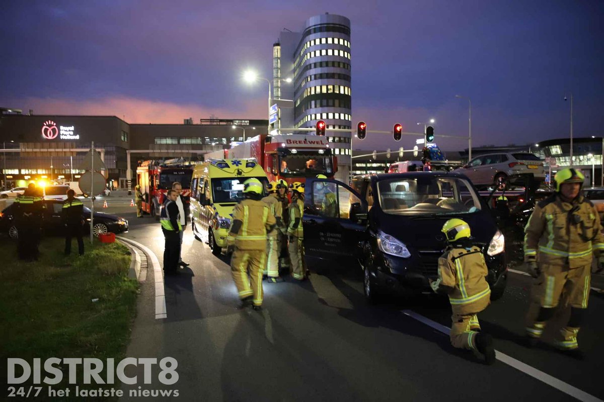 RedactieD8's tweet photo. Een flinke aanrijding op de #Veilingroute in #Honselersdijk waar een vrachtwagen bij betrokken is. Een bestuurder, van het busje, is met spoed vervoerd naar het ziekenhuis. De veilingroute in de richting van de #Wippolderlaan is afgesloten. https://t.co/1CVYQcTIlB