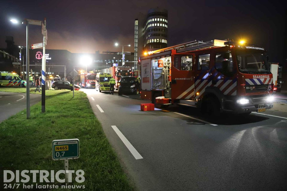 RedactieD8's tweet photo. Een flinke aanrijding op de #Veilingroute in #Honselersdijk waar een vrachtwagen bij betrokken is. Een bestuurder, van het busje, is met spoed vervoerd naar het ziekenhuis. De veilingroute in de richting van de #Wippolderlaan is afgesloten. https://t.co/1CVYQcTIlB