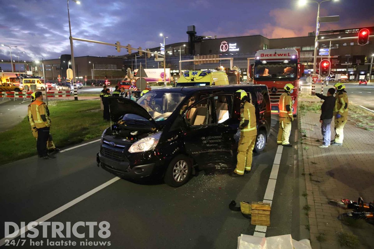 RedactieD8's tweet photo. Een flinke aanrijding op de #Veilingroute in #Honselersdijk waar een vrachtwagen bij betrokken is. Een bestuurder, van het busje, is met spoed vervoerd naar het ziekenhuis. De veilingroute in de richting van de #Wippolderlaan is afgesloten. https://t.co/1CVYQcTIlB