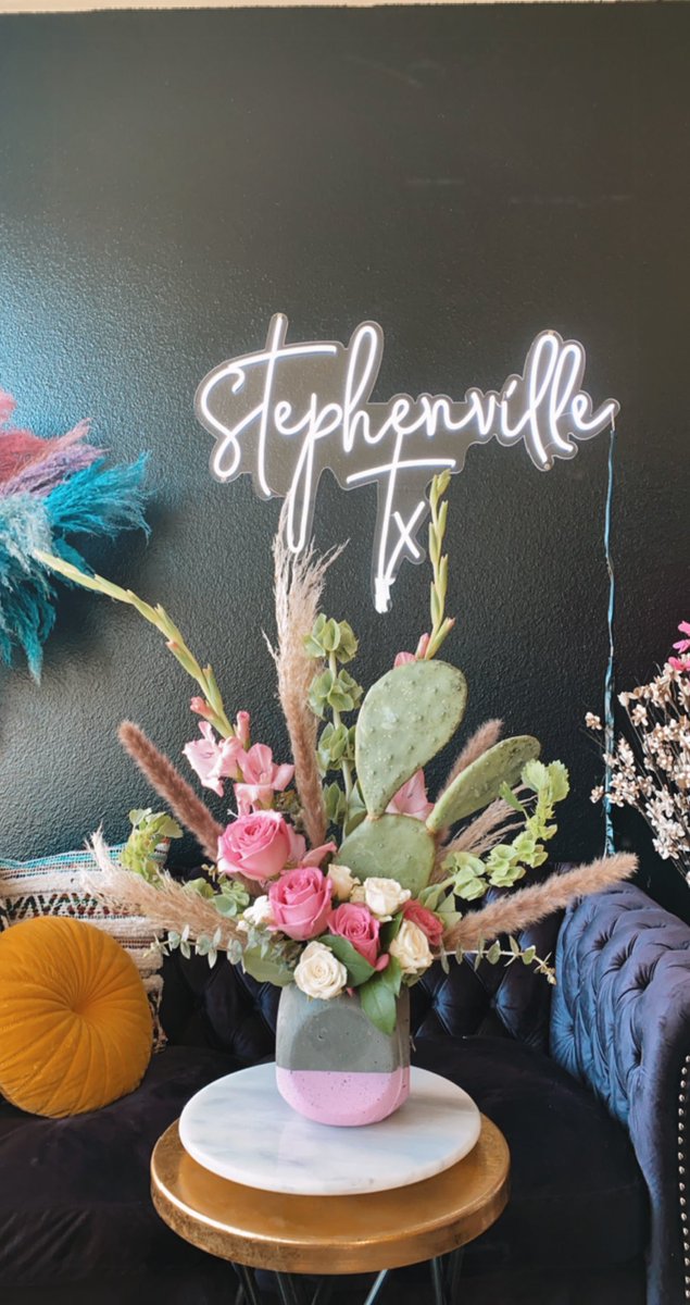 kaylakeyyyy's tweet photo. y’all should really shop at university flowers 💋🖤 https://t.co/jBxEpSRjww