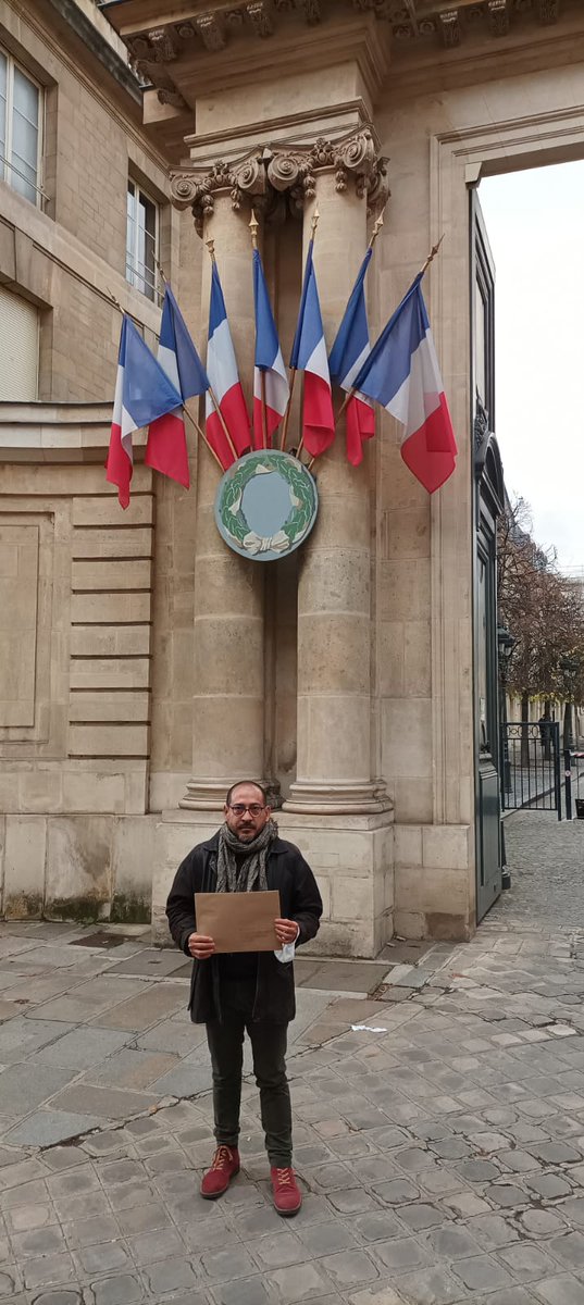colectivo_CEDE's tweet photo. #FRANCIA | París 
Representantes de la sociedad civil ecuatoriana en Europa, se dan cita en la @AssembleeNat para transmitir denuncia de @colectivo_CEDE @Gracia_ONG y @Nofec_ sobre la sistemática violación y vulneración de DDHH en la República del #Ecuador 🇪🇨

@Europarl_FR 
@CIDH https://t.co/UUU0lMwTmc