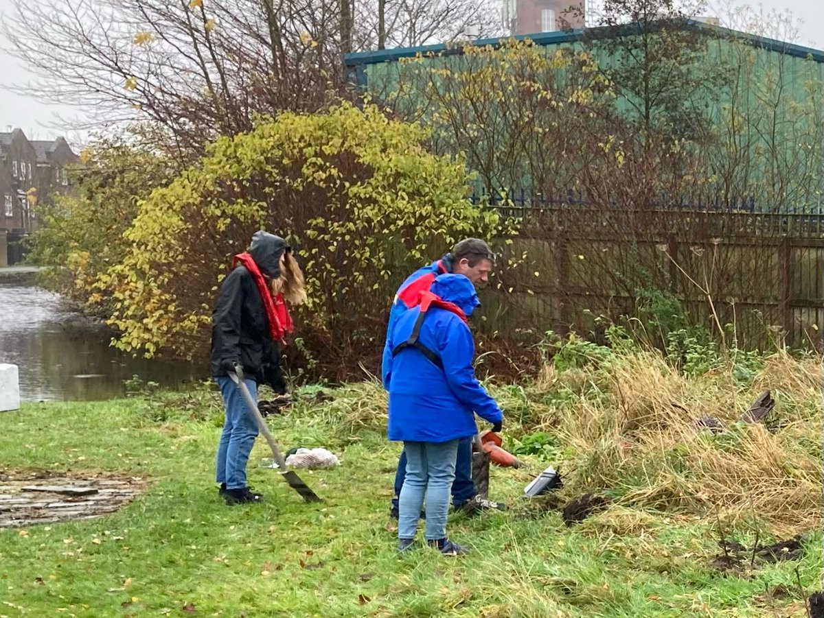 Great effort by Wellfield Health Centre and the lock 50 gardening team today on the #RochdaleCanal! The team battled through the rain to  plant, litter pick &amp; cut back vegetation 🌿🌳🍒

Well done to all involved 👏

#lifesbetterbywater #GreenRecovery #GMEF #nature #volunteers