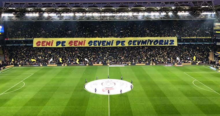 galasportz's tweet photo. Hatırlatma: Galatasaray taraftarı bu pankartı unutmadı.. https://t.co/BjrKaGH8nu