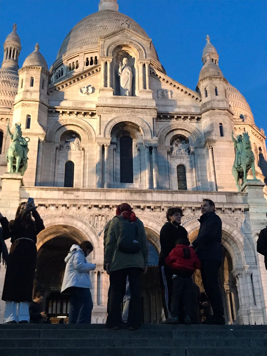 ensydbk's tweet photo. Bakın Paris’te dolaşan arkadaşım kime denk gelmiş!

“Dolarla mı maaş alıyorsunuz; dolarla bir işiniz var mı?” diyen Berat Albayrak şu an Paris sokaklarında Euro’ları eziyor. Vatandaş da ay sonunu nasıl çıkaracağız diye düşünüyor. https://t.co/enfKFuguor